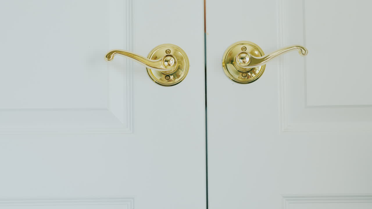 고급 호텔에서의 신혼여행 - 나무 문에 손을 대고 방해하지 마세요