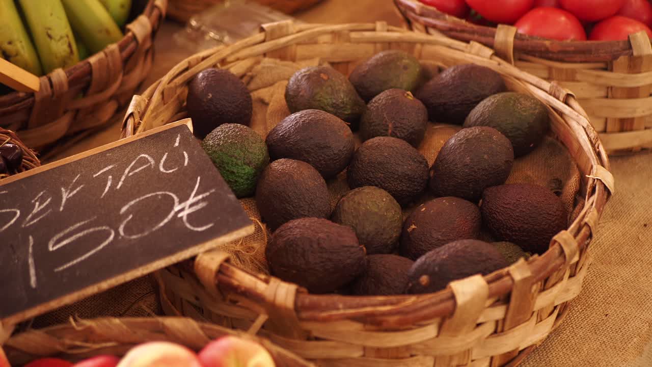 농부 시장 에서 바구니 에 넣은 아보카도