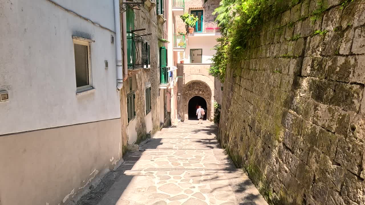 un tranquillo vicolo a sorrento, napoli, italia