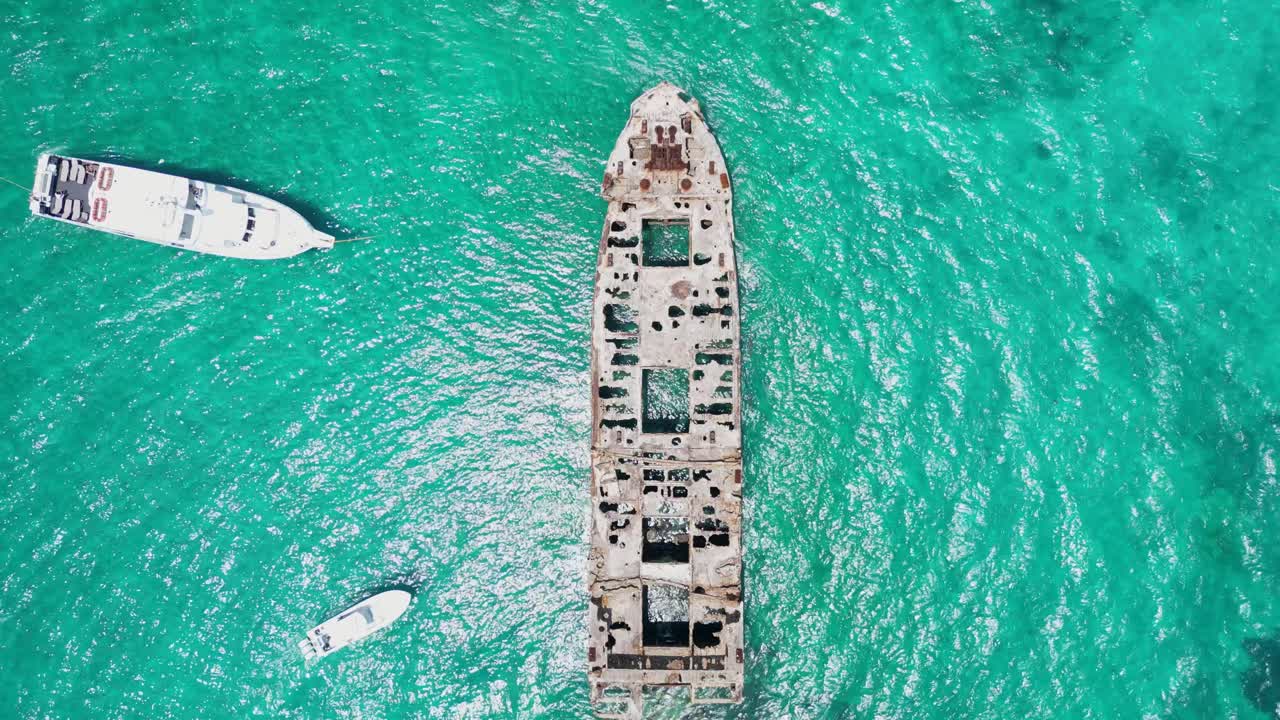 naufragio en el agua turquesa