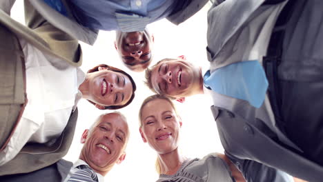 personas de negocios sonrientes mirando a la cámara