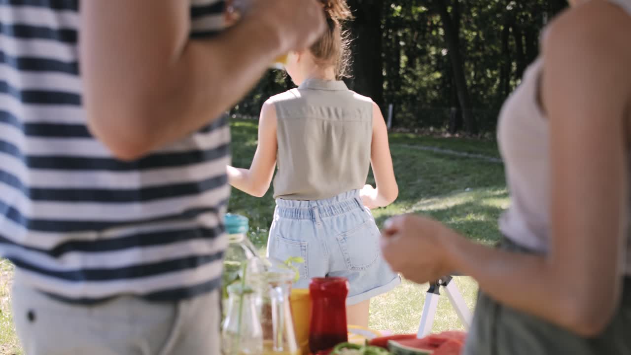 아이 들 이 놀고 있을 때 부모 들 이 이야기 하는 영상