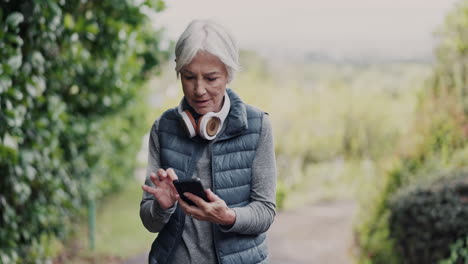 Old-woman,-headphones-and-fitness-in-park