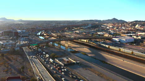 Vista-De-Pájaro-Del-Límite-Entre-La-Frontera-Entre-Estados-Unidos-Y-México-Con-El-Puente-Internacional-En-Un-Día-Soleado