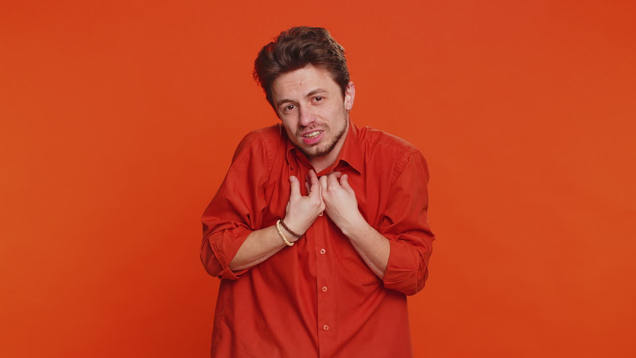 hombre muestra un poco de gesto suplicando ayuda necesito un poco más por favor dame la medida de tamaño pequeño