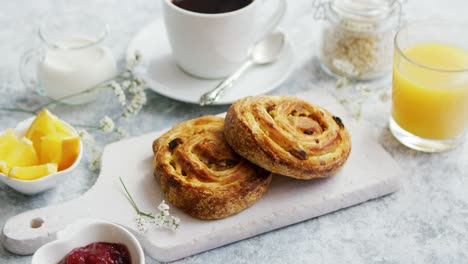 Süße-Brötchen-An-Bord-Zum-Frühstück