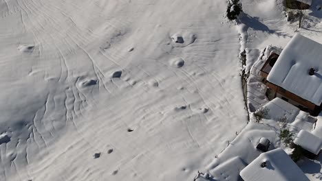 Vista-Aérea-De-Un-Pintoresco-Pueblo-Suizo-Cubierto-De-Nieve.