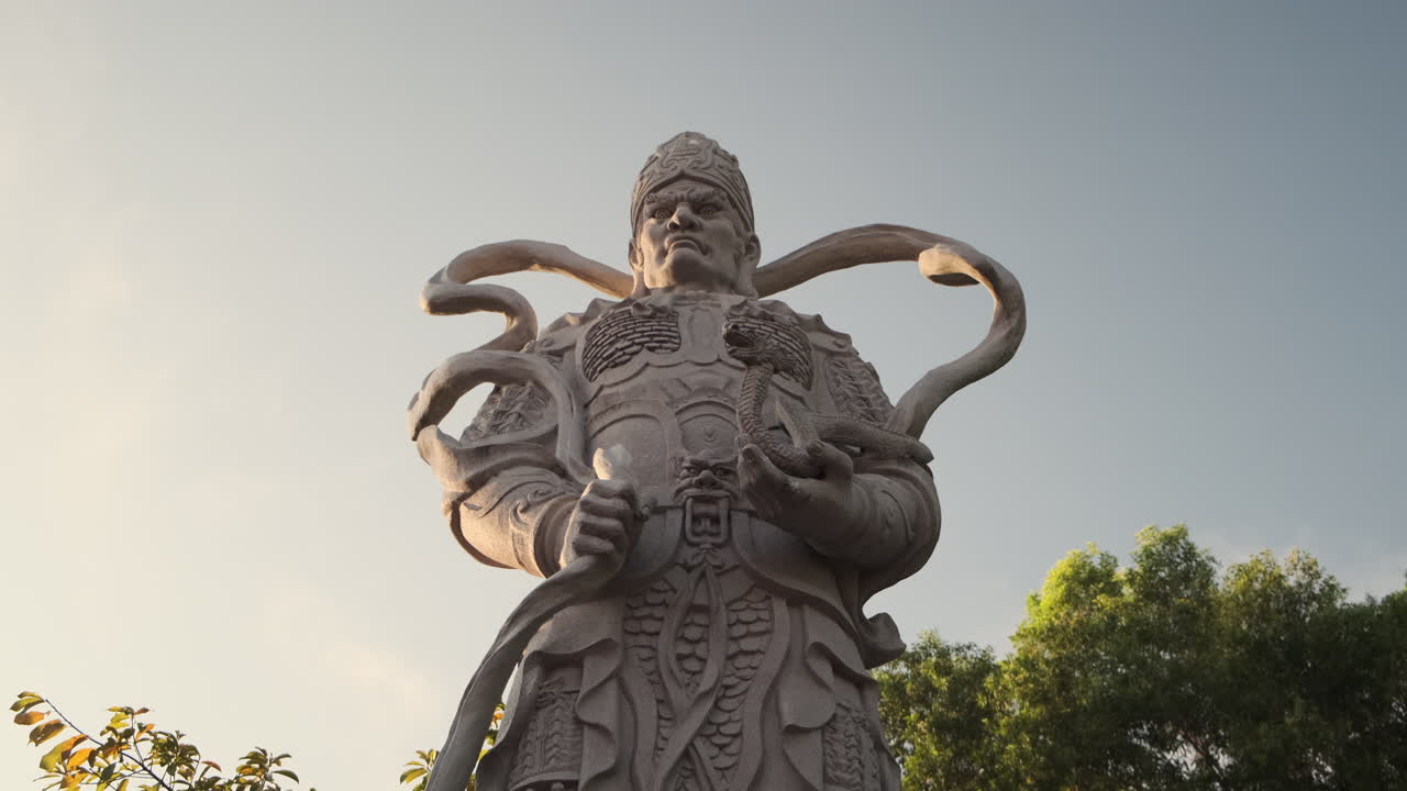 каменная статуя китайского божества