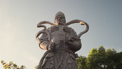 estatua de piedra de una deidad china