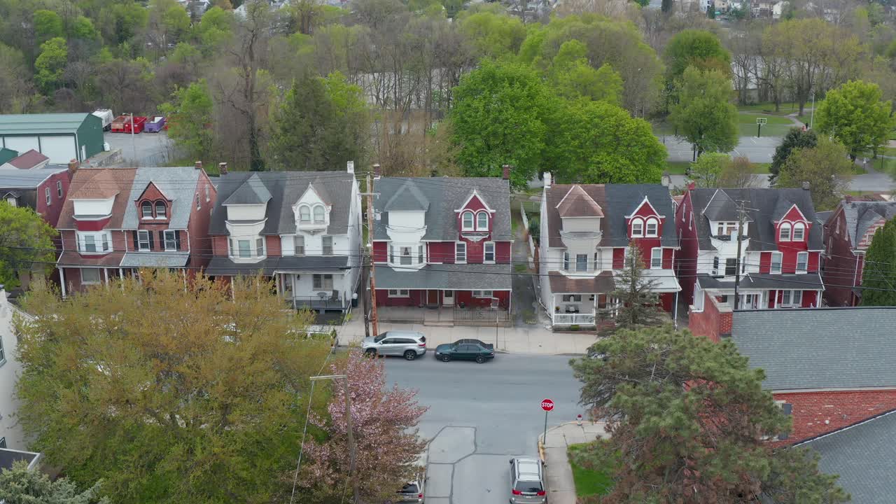 toma aérea de establecimiento de casas en fila en la ciudad estadounidense de estados unidos