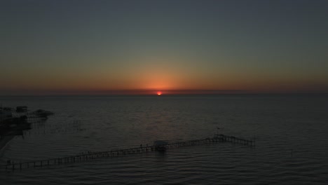 Cielo-Colorido-Al-Atardecer-Sobre-La-Bahía-Móvil