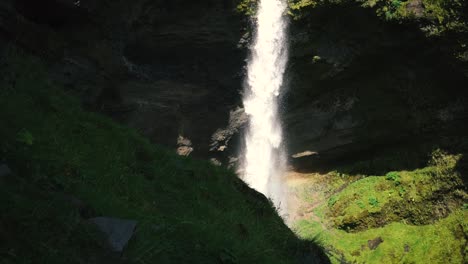 Mann-Spielt-Gitarre-Vor-Einem-Wunderschönen-Wasserfall-In-Island-13