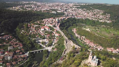 Tiro-De-Dron-De-Movimiento-Lateral-De-Una-Iglesia-En-Una-Colina-Y-La-Ciudad-De-Veliko-Tarnovo