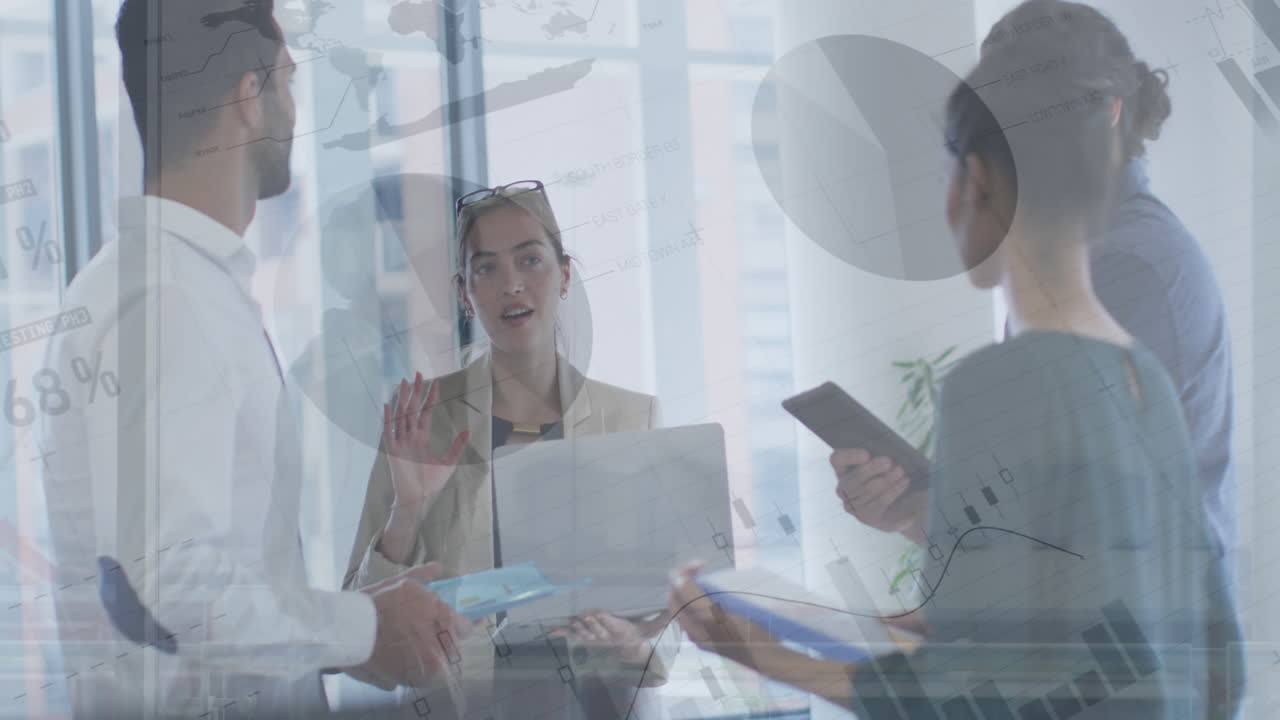 다양한 동료들이 사무실에서 토론하는 팀에 대항하여 통계 데이터 처리의 애니메이션