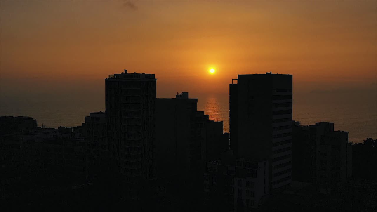 Imágenes aéreas de dron del atardecer en el Malecón Barranco Lima-Perú