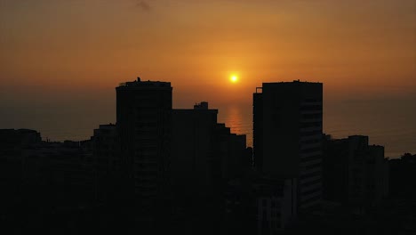 Luftaufnahmen-Von-Drohnen,-Sonnenuntergang,-Malecon,-Barranco,-Lima-Per?