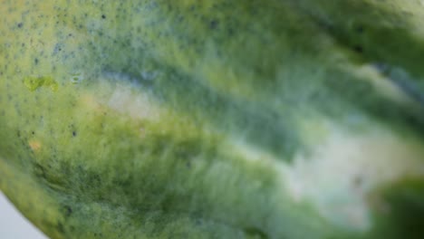 Hermosa-Papaya-Verde-Con-Manchas-Amarillentas-Y-Oscuras-Madura-Y-Lista-Para-Comer-Vegana-Vegetariana