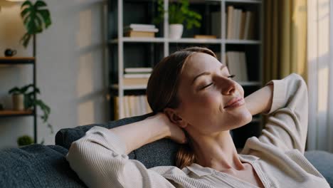 mujer relajándose en el sofá