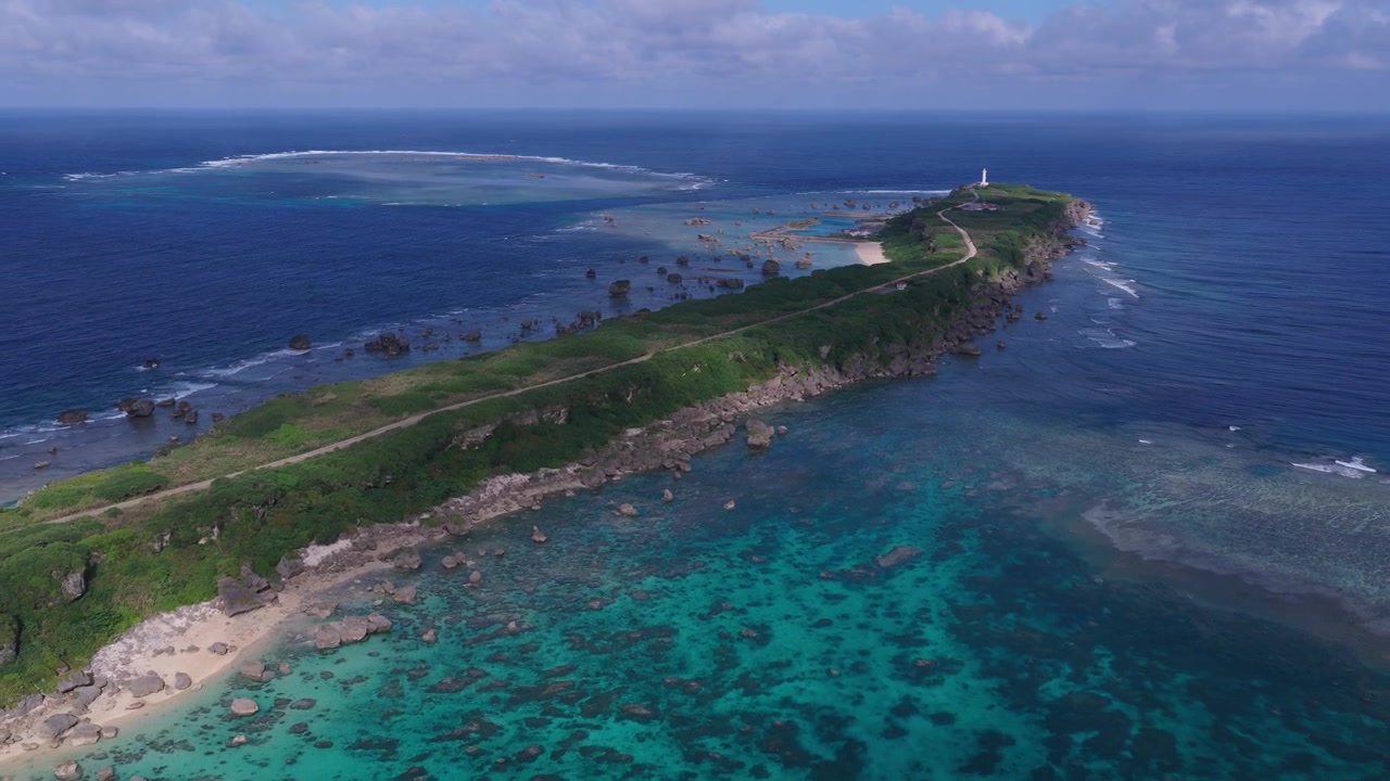 Riprese aeree orizzontali in allontanamento sopra la penisola del faro di Hennasaki e la costa di Maiba, Miyakojima, Okinawa, Giappone