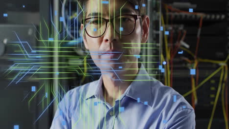 animación de la placa de circuitos y procesamiento de datos sobre ingeniero informático asiático por servidores informáticos