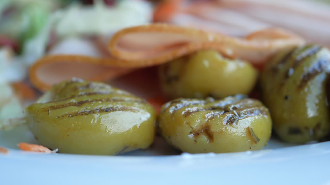 aceitunas a la parrilla y aperitivo de jamón