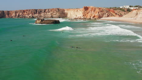 Antena:-Surfistas-En-Sagres-Durante-Un-Día-Soleado