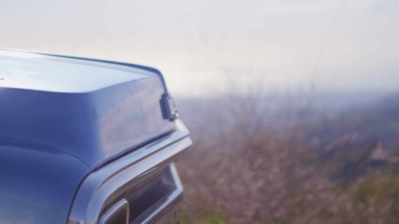 시골 길을 따라 운전할 때 파란색 픽업 트럭의 앞부분을 닫습니다.