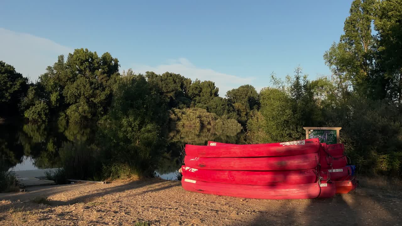 아침 태양 에 강변 에 있는 카야크 들