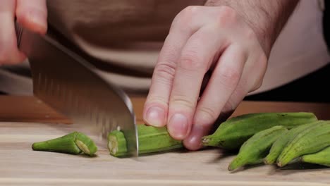 cortar el okra