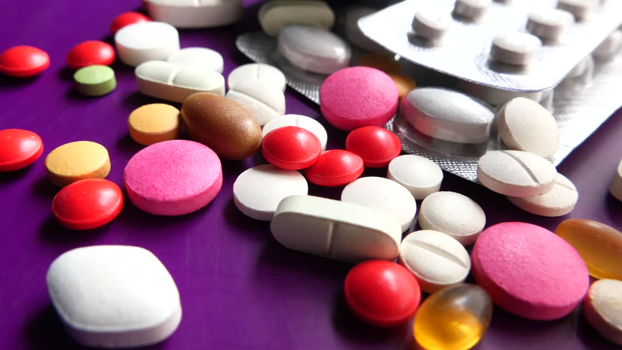 medicamentos y pastillas variados