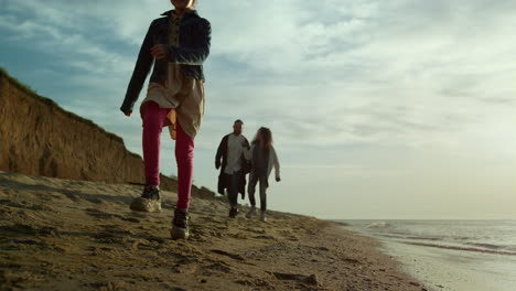 Vacaciones-Familiares-En-La-Playa-En-El-Fondo-De-La-Naturaleza-Del-Mar.-La-Gente-Se-Relaja-Al-Aire-Libre.