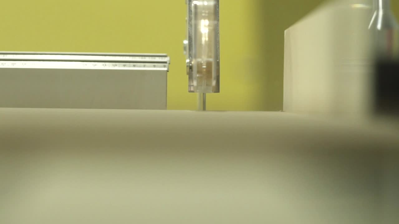 primer plano de una sierra de banda cortando madera