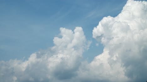 nubes blancas en el cielo azul