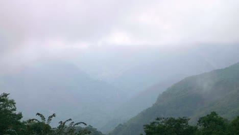 Nebel-Fällt-Ins-Tal.-Schöne-Landschaft