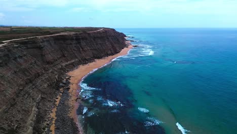 Vista-Aérea-Del-Océano,-Olas-Aplastantes-Y-Escarpados-Acantilados-Negros,-4k