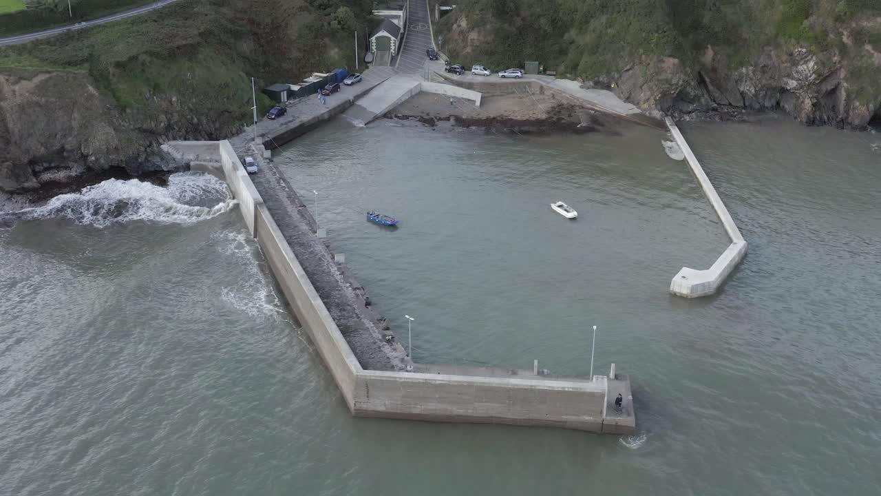 rompeolas de la estación de botes salvavidas protegida en la costa sur de irlanda