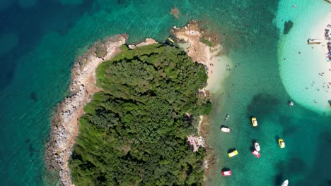 las islas de ksamil: aguas cristalinas de color turquesa, barcos flotantes y resorts idílicos para las vacaciones de verano