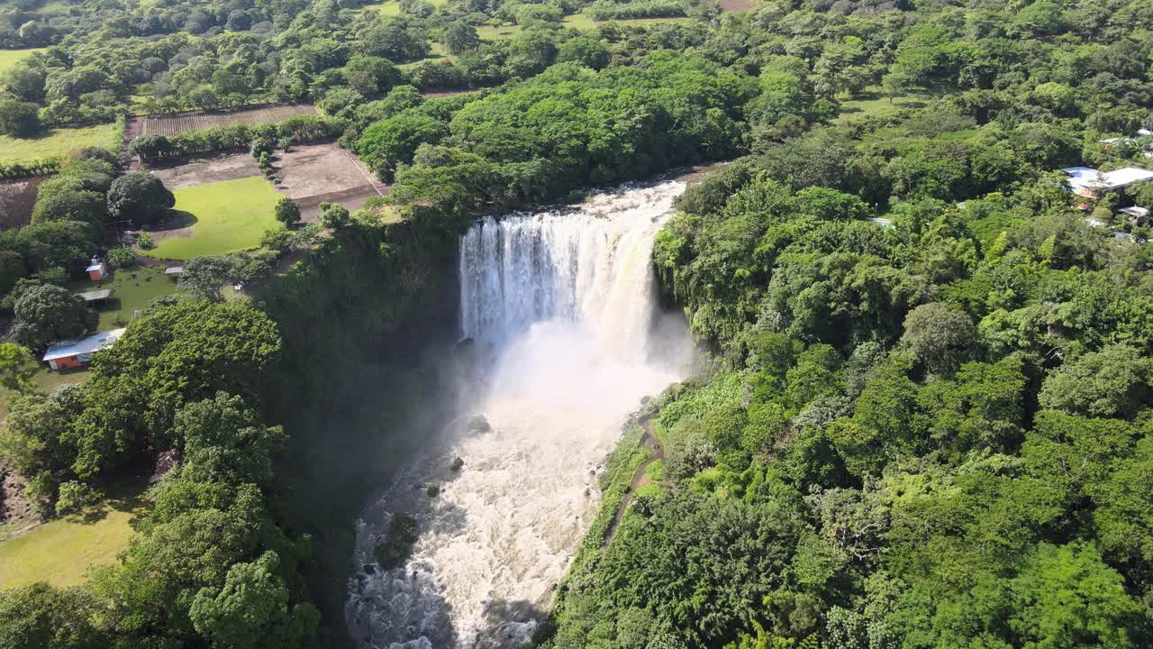 eyipantla falls es una cascada ubicada en la región de los tuxtlas del sur de veracruz en méxico