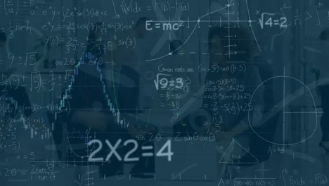 animación de fórmulas matemáticas a lo largo del tiempo con diversos empresarios en la oficina