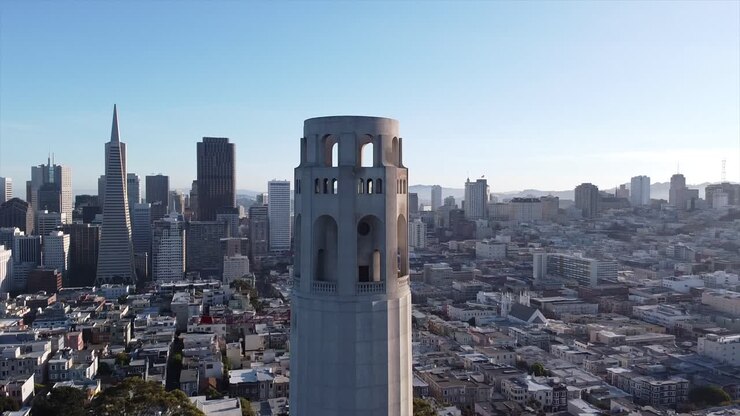 La Coit Tower è una torre di 210 piedi nel quartiere di Telegraph Hill a San Francisco, California, che offre viste panoramiche sulla città e sulla baia