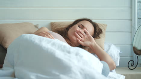 Closeup-expectant-mother-suffering-of-pregnant-sick-in-morning-bedroom.