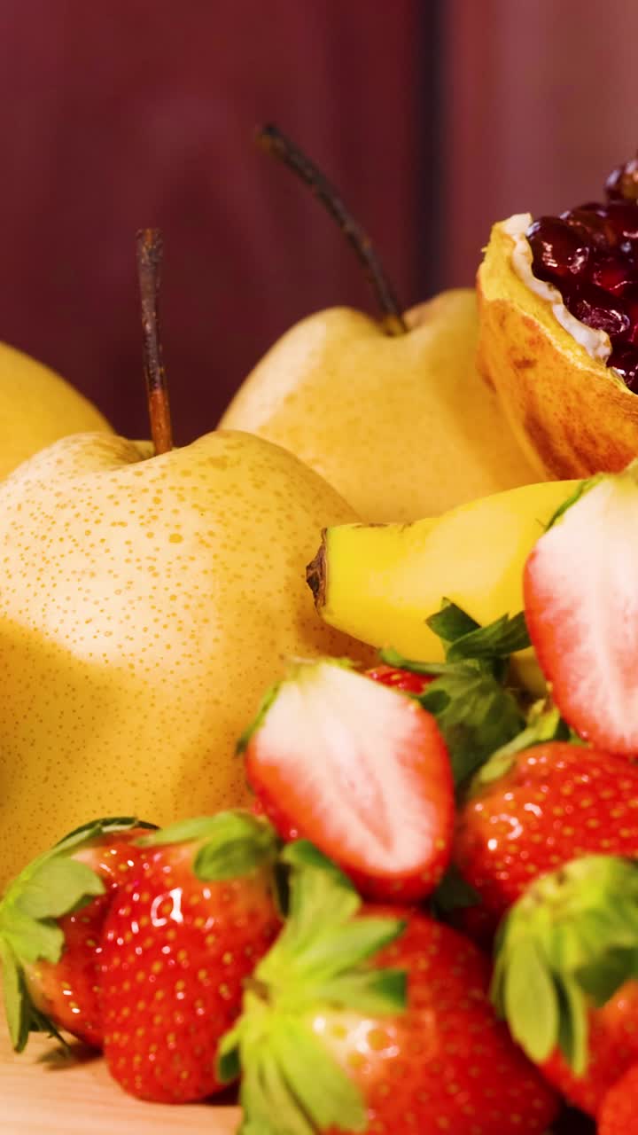 una vibrante exhibición de frutas frescas mixtas