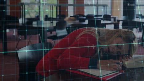 animación de líneas sobre estudiante caucásica durmiendo en el escritorio