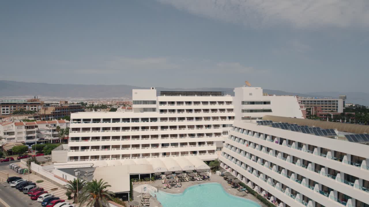 вид с воздуха из отеля на море в альмерии испания
