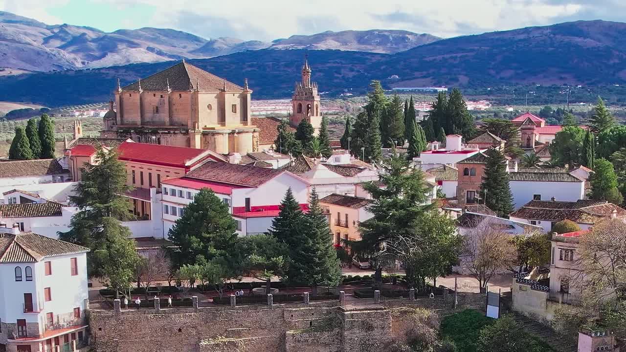 スペインのマラガの景色、歴史的建造物と周囲の山々