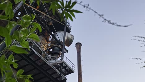 Edificio-Antiguo-De-Un-Parque-Industrial-Para-La-Producción-De-Acero-Con-Tuberías-Con-La-Naturaleza-En-Primer-Plano-Landschaftspark,-Duisburg,-Alemania