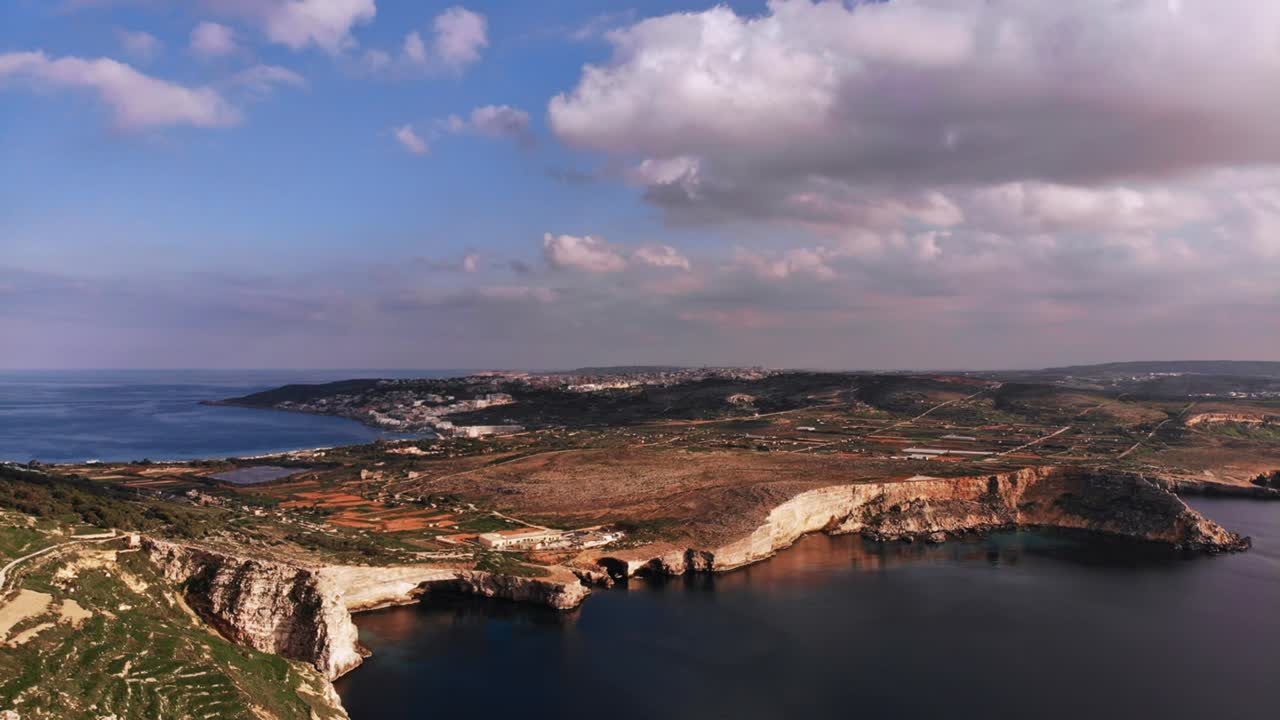 video de drone hiperlapso de malta, área de mellieha, que muestra el hermoso paisaje en una tranquila tarde de otoño