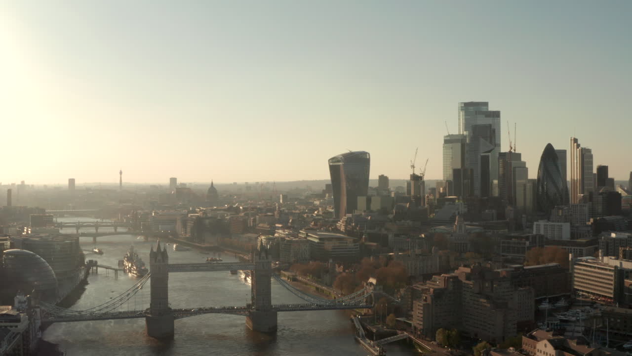 Opstijgende, onthullende luchtopname van de Tower Bridge en de wolkenkrabbers van de City of London