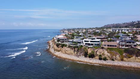 Toma-Aérea-De-Mansiones-En-Los-Acantilados-Con-Vista-Al-Océano-Pacífico-En-San-Diego-California