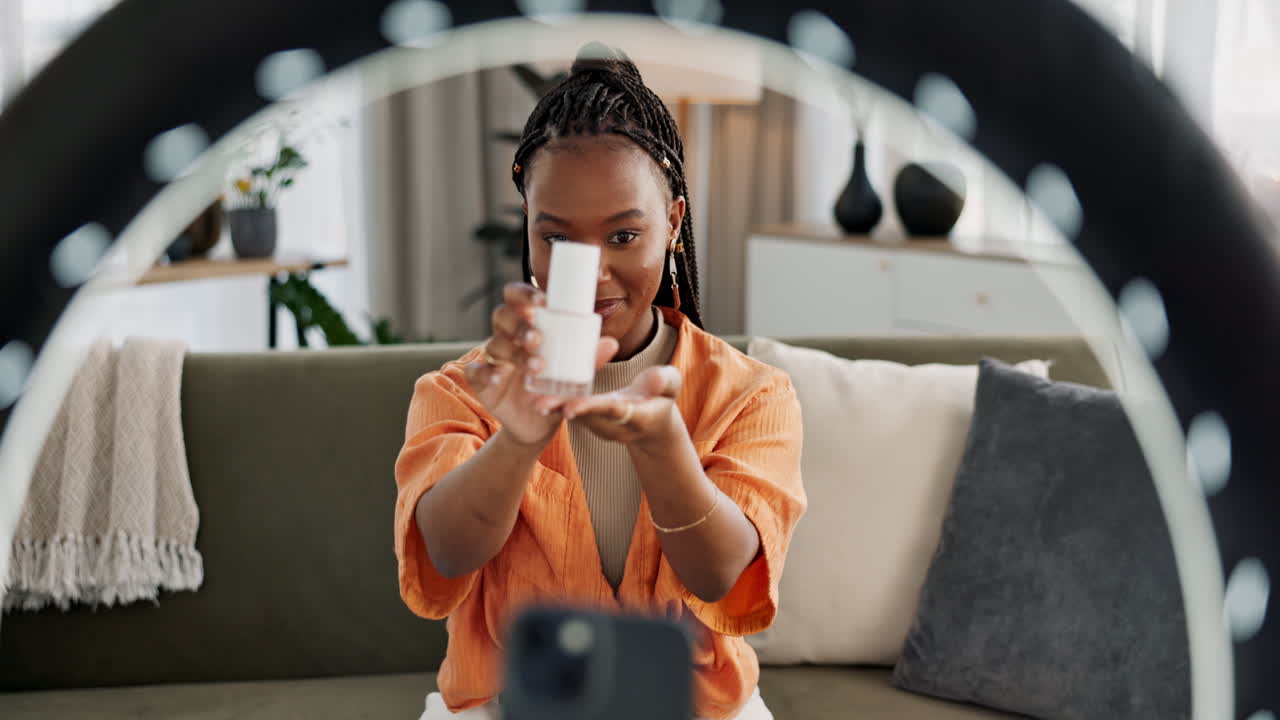 video, creador de contenido y mujer negra haciendo